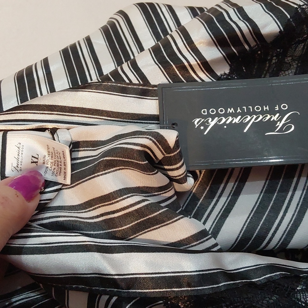 Frederick's of Hollywood| Black and White Striped Chemise Satin Robe Set Sz.XL - Picture 11 of 11
